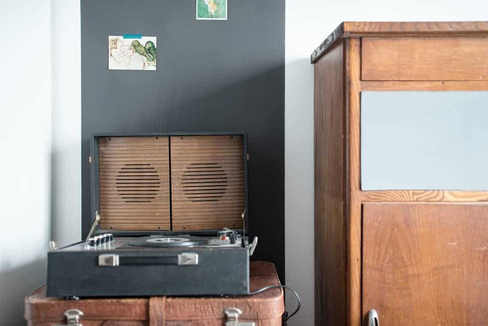 Bedroom for a guy - vintage and industrial style - iron shelf