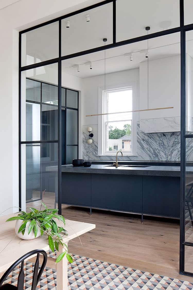 GLASS WALL BETWEEN KITCHEN AND LIVING ROOM | unprogetto - progettazione e  arredamento di interni