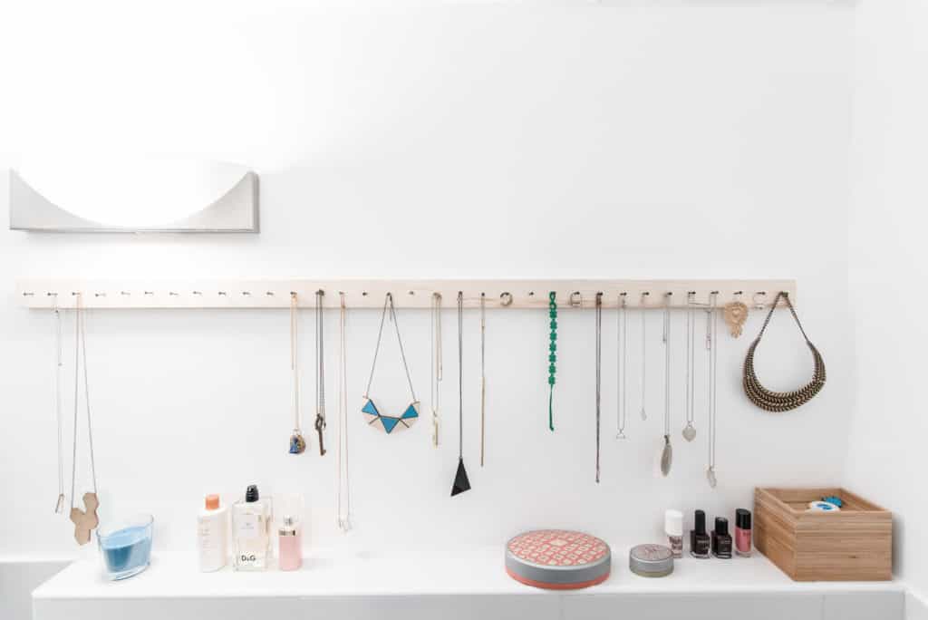 make clothes hanger into necklace hanger #necklacehanger  Organizador de  joias diy, Mostruário de bijuterias, Porta joias faça você mesmo