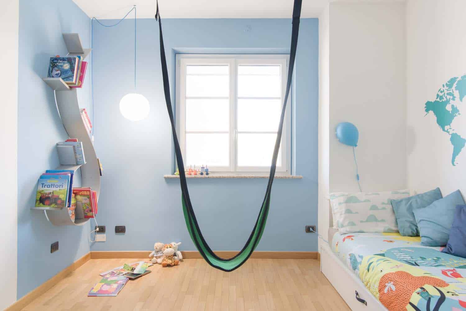 cameretta bambino idee parete arrampicata altalena camera gioco