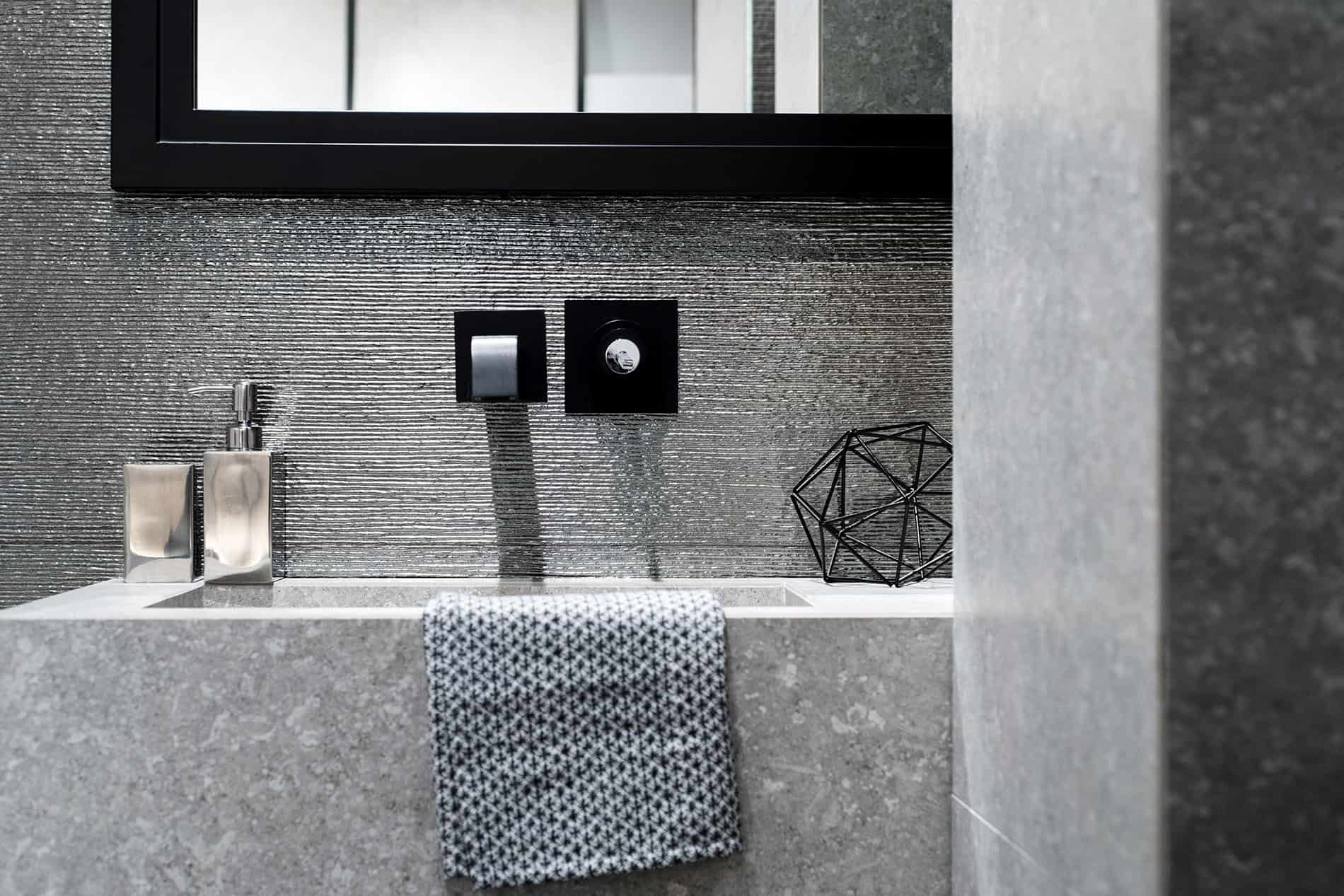 Fap ceramiche bagno in scala di grigio metallo pietra dark trend