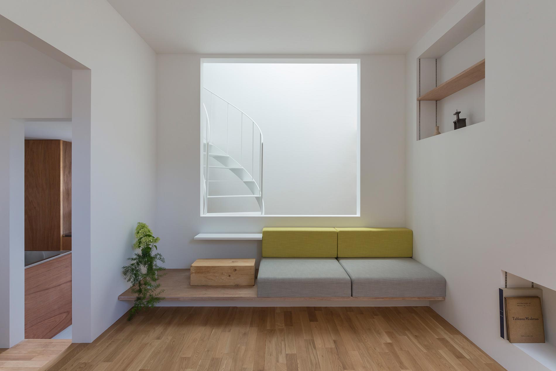 home tour giappone living divano colorato
