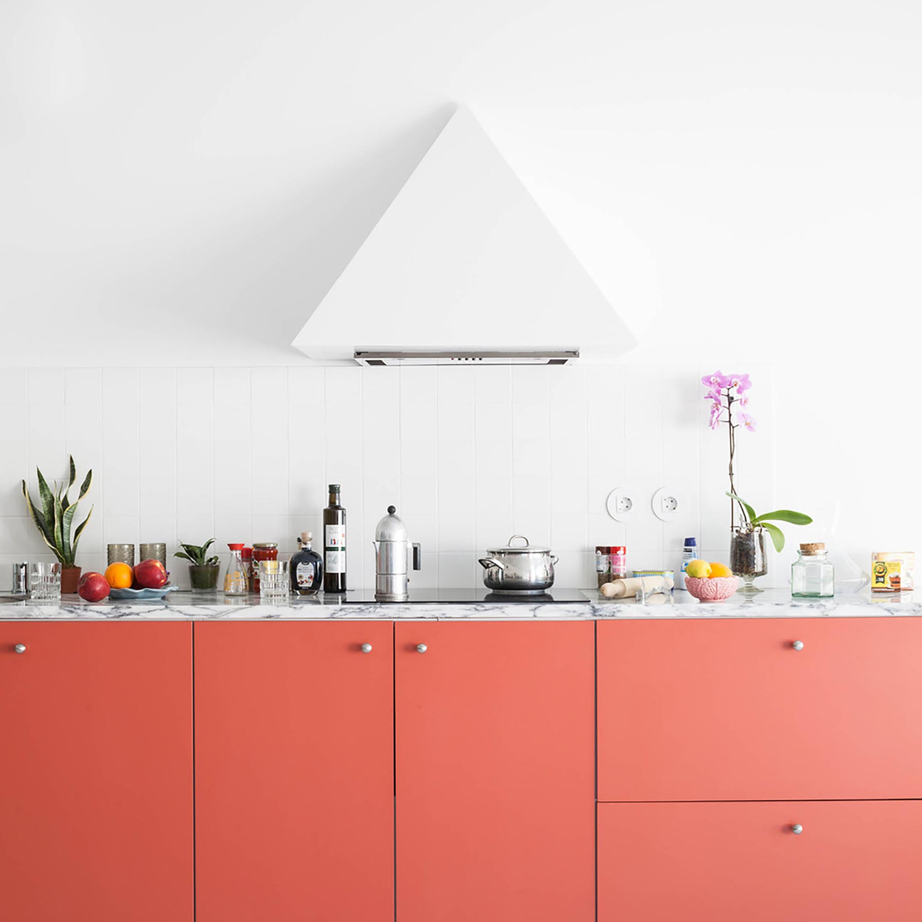 home-tour-fala-atelier-cucina-rossa-fronte