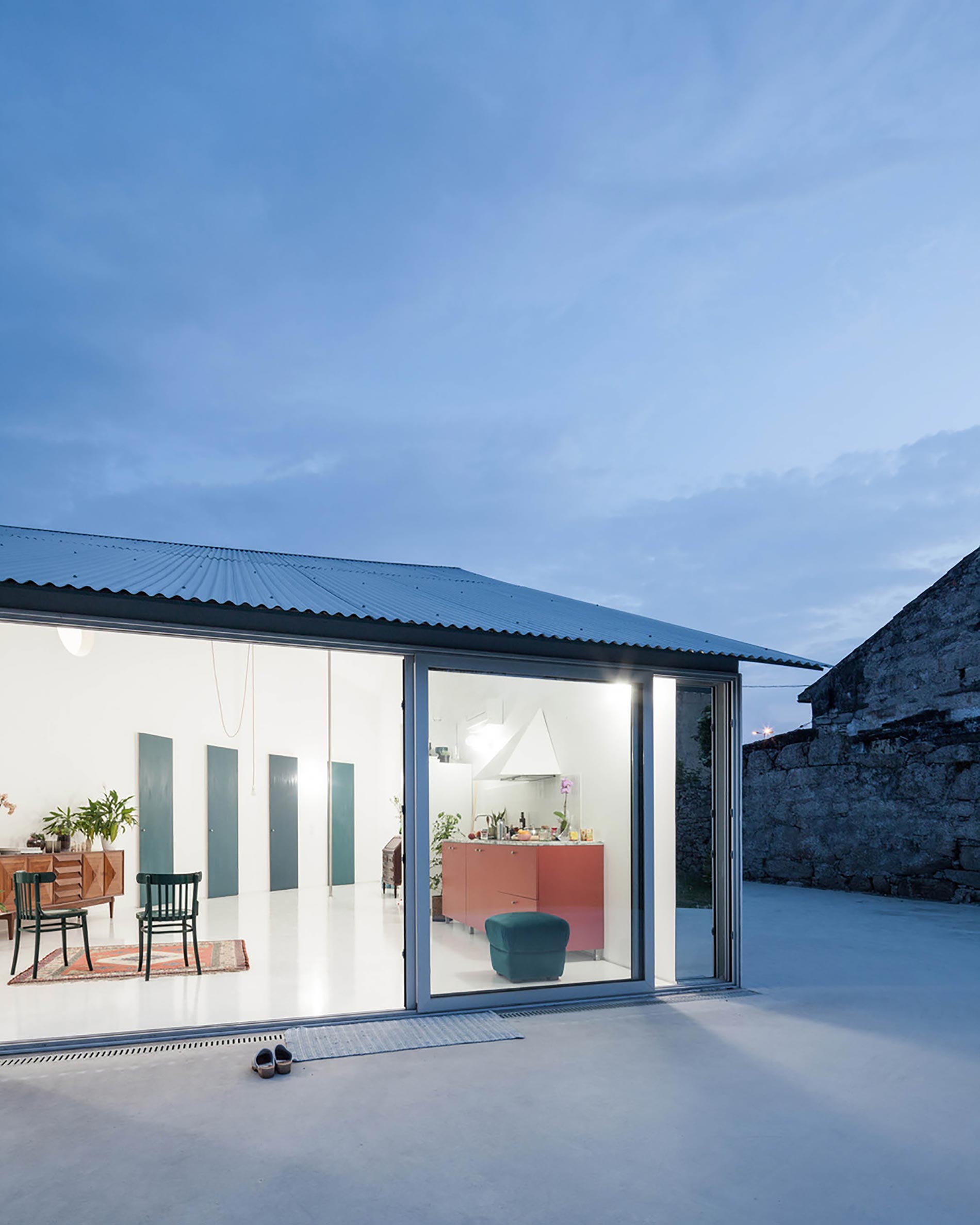 home-tour-fala-atelier-esterno-luci-sera