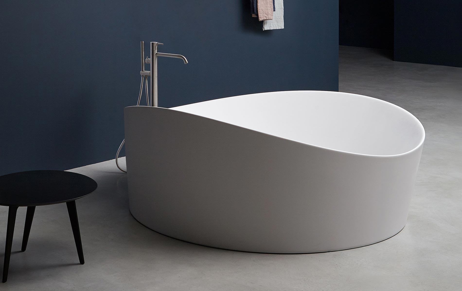interpretazioni di una vasca freestanding, antoniolupi