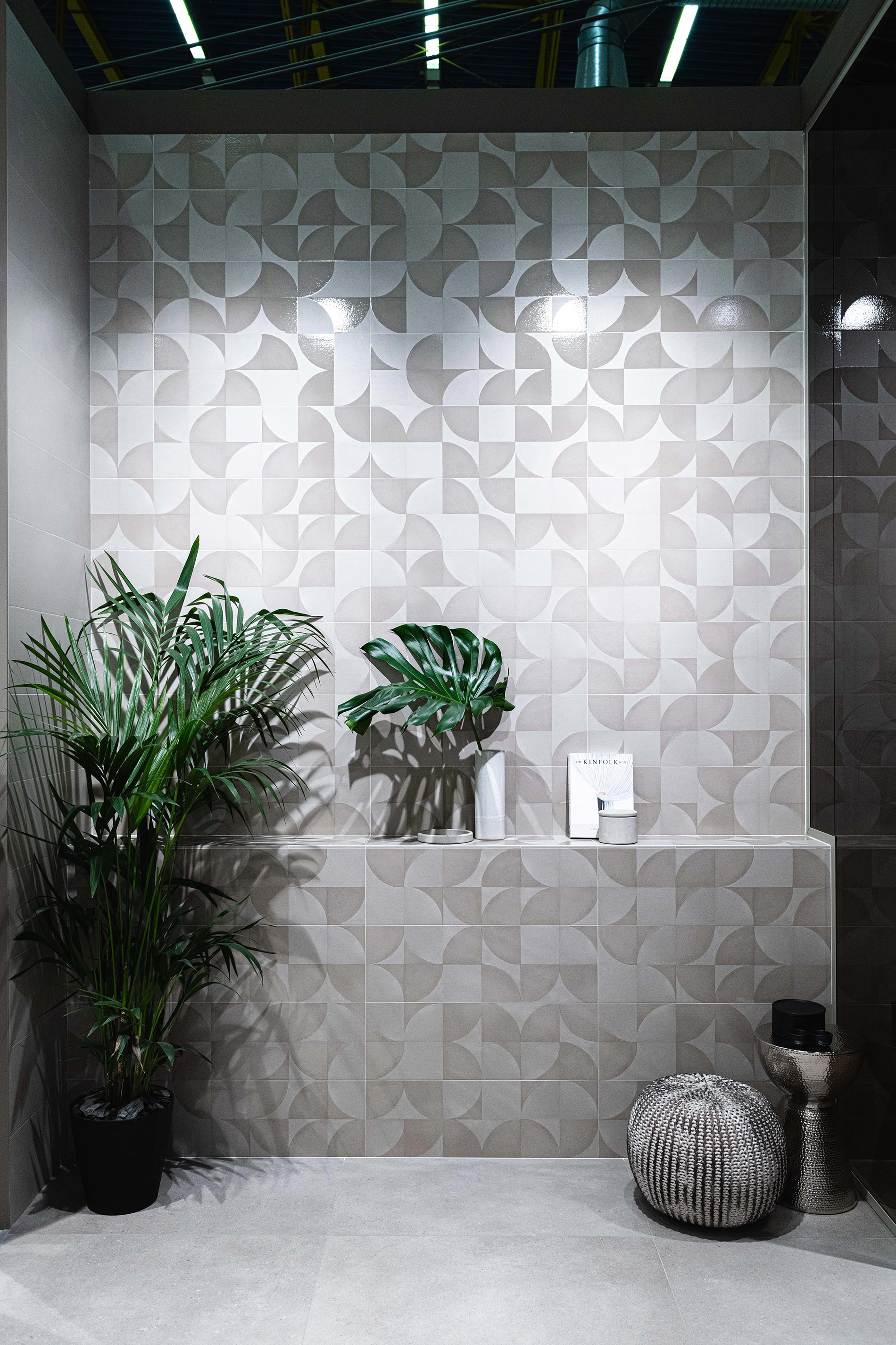 piastrelle in pasta bianca in bagno cersaie 2019 motivo geometrico a parete