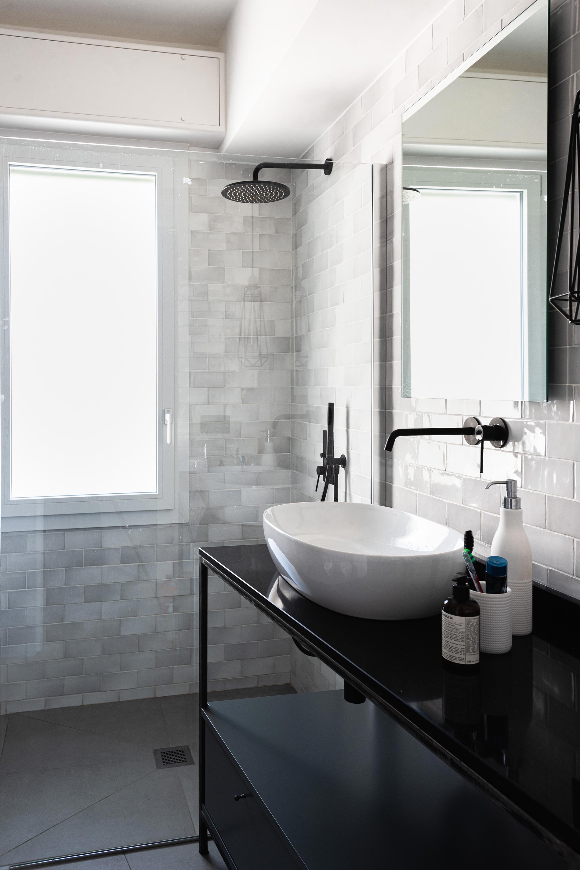 bagno nero design doccia finestra