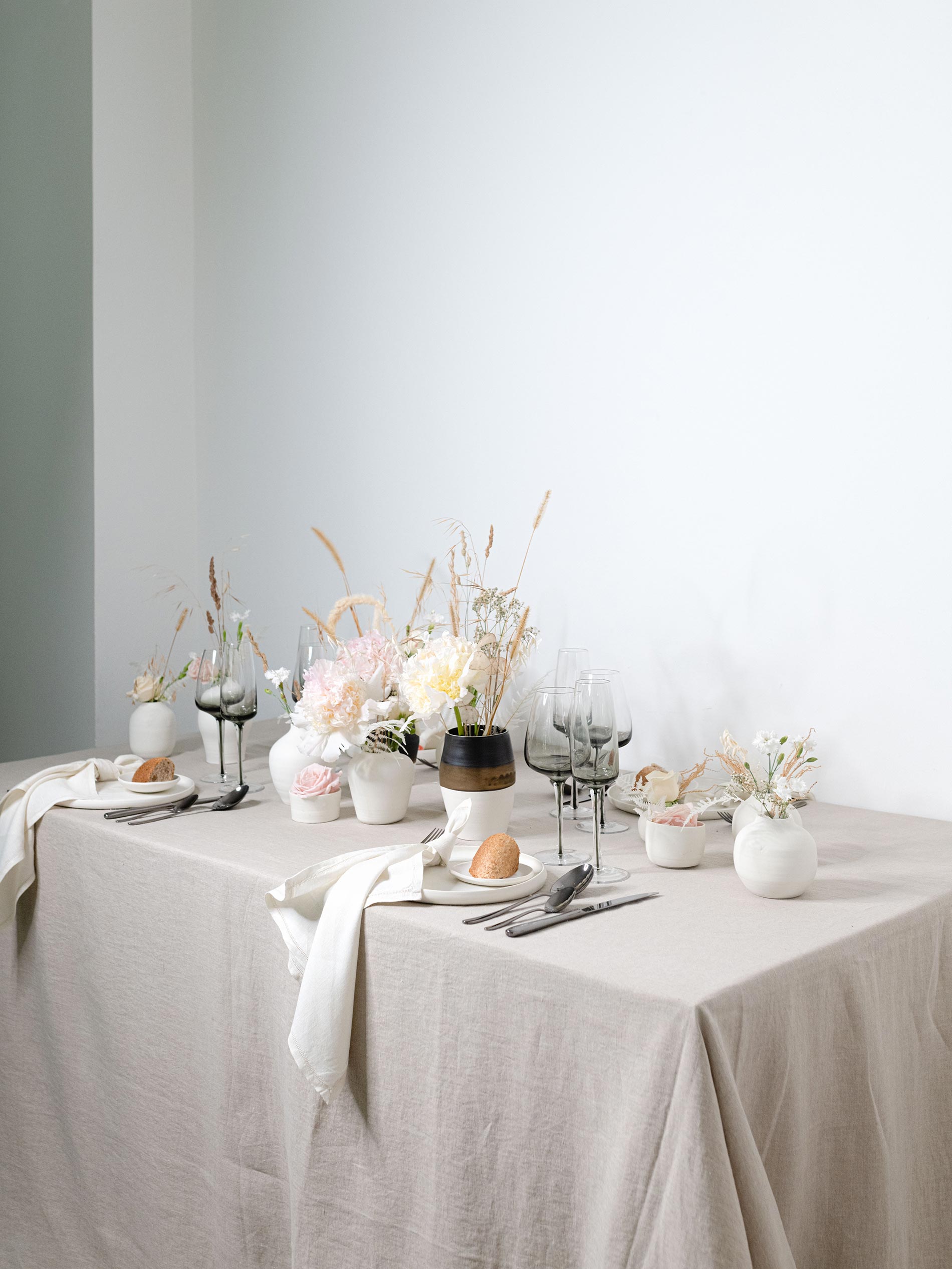 table setting nordico fiori freschi