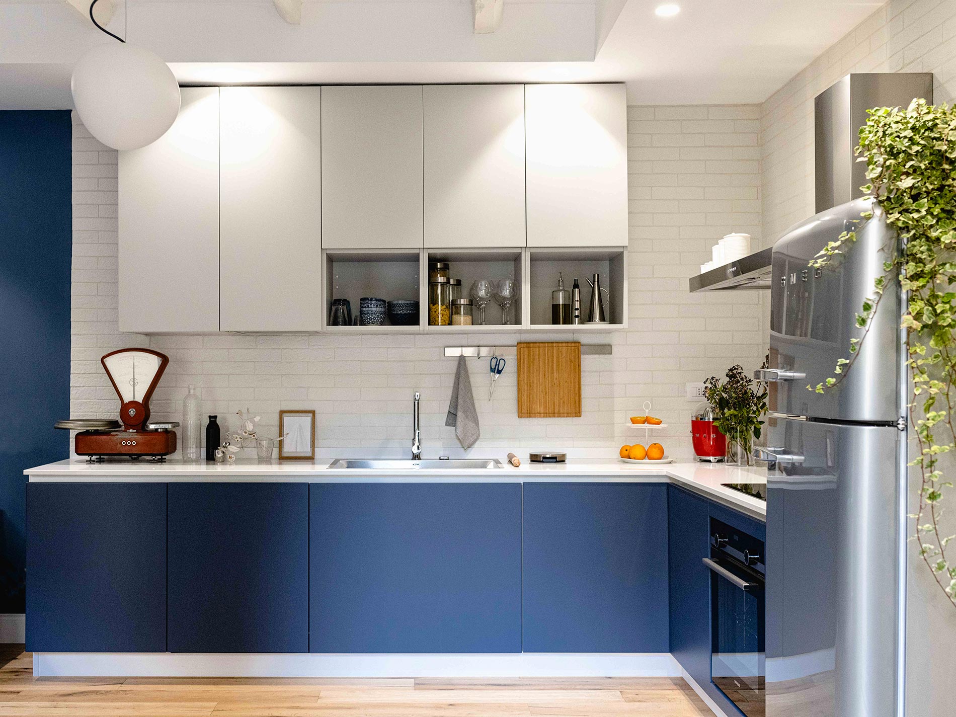 cucina blu e bianca con smeg argento