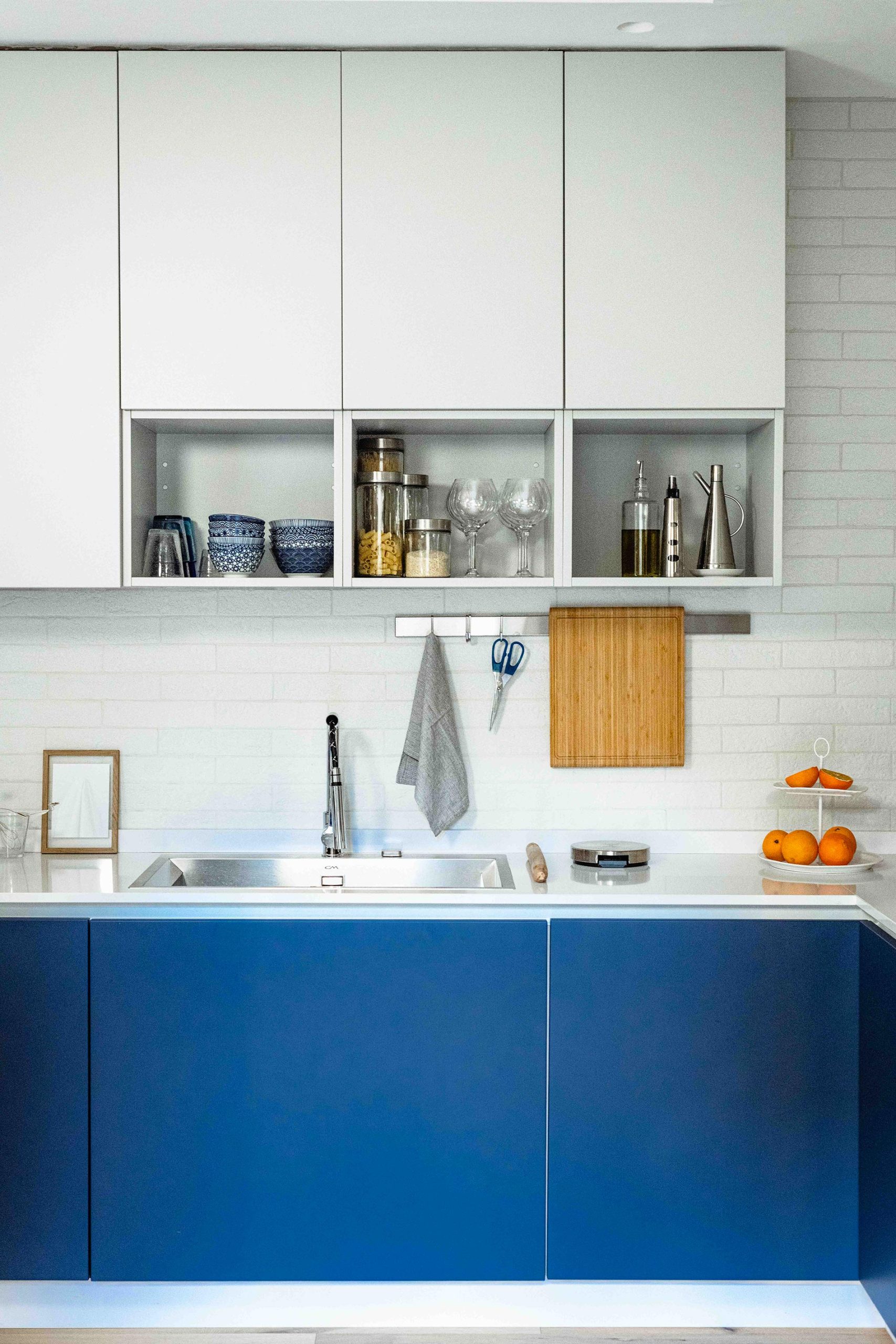 cucina blu e bianca con smeg argento casa blue jeans