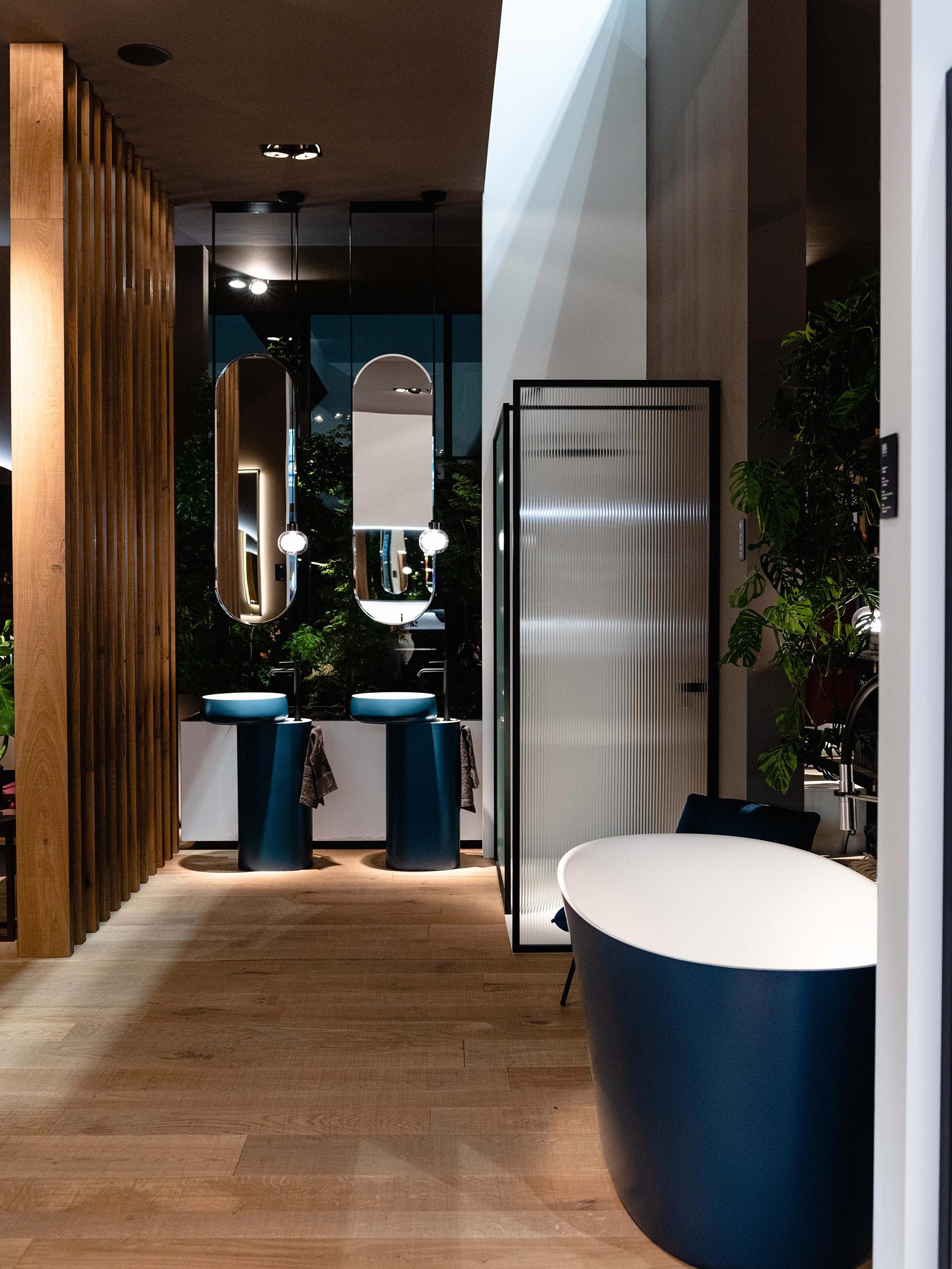 novità bagno al salone del mobile blu e cannettato