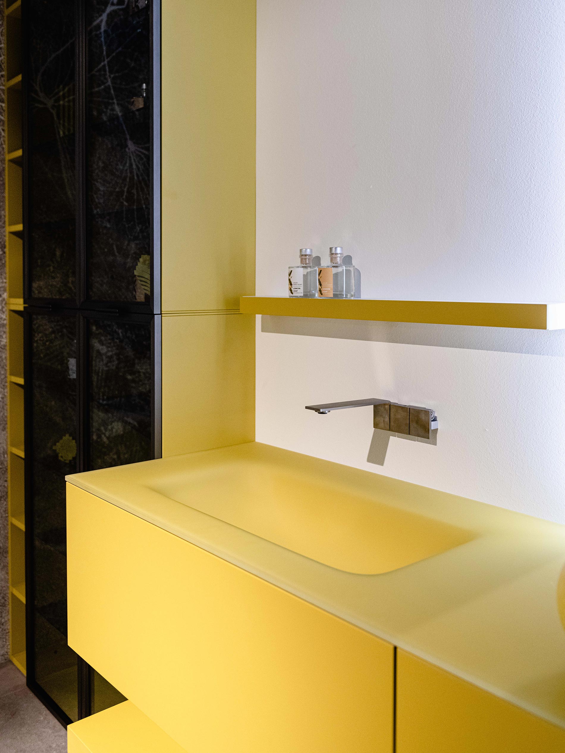 mobile bagno design giallo