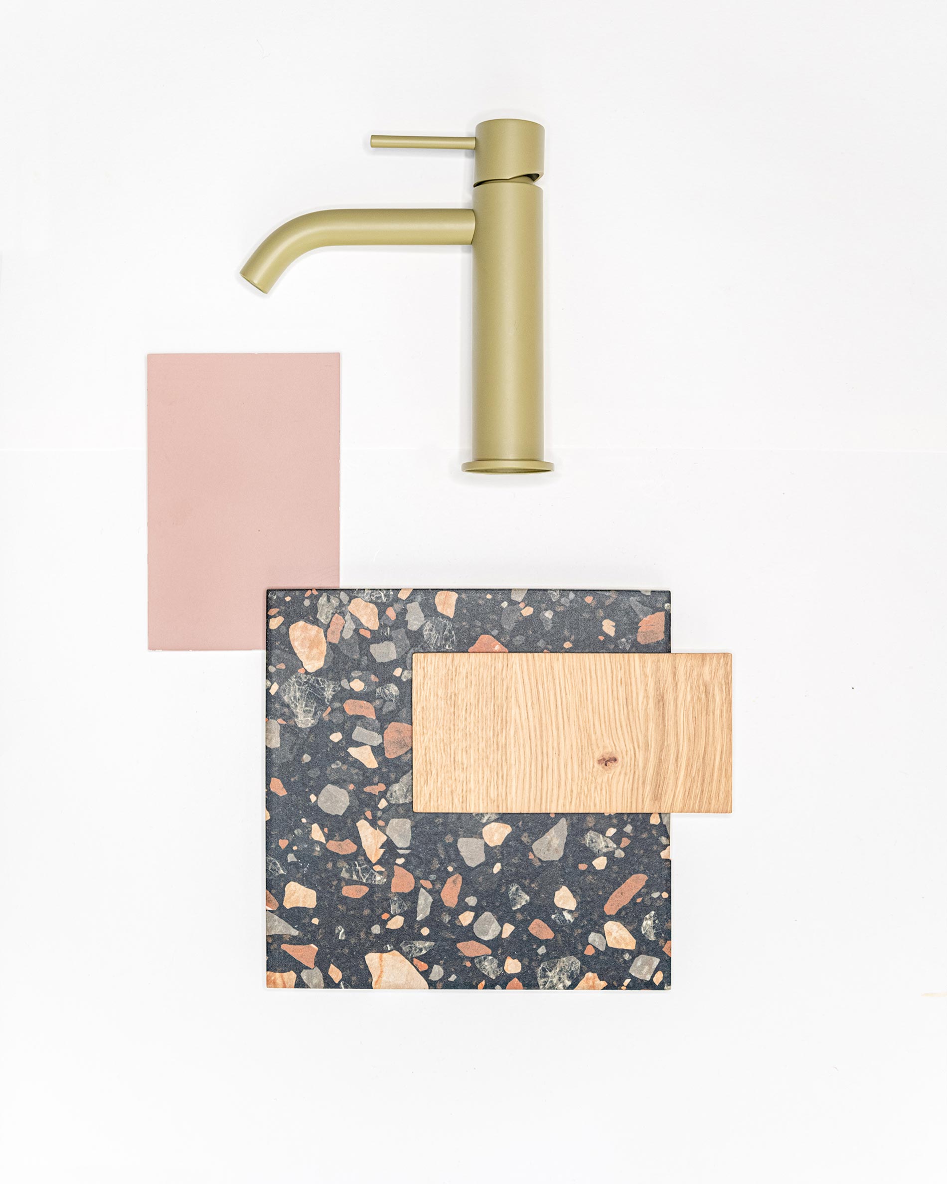 moodboard bagno con rubinetto giallo verde