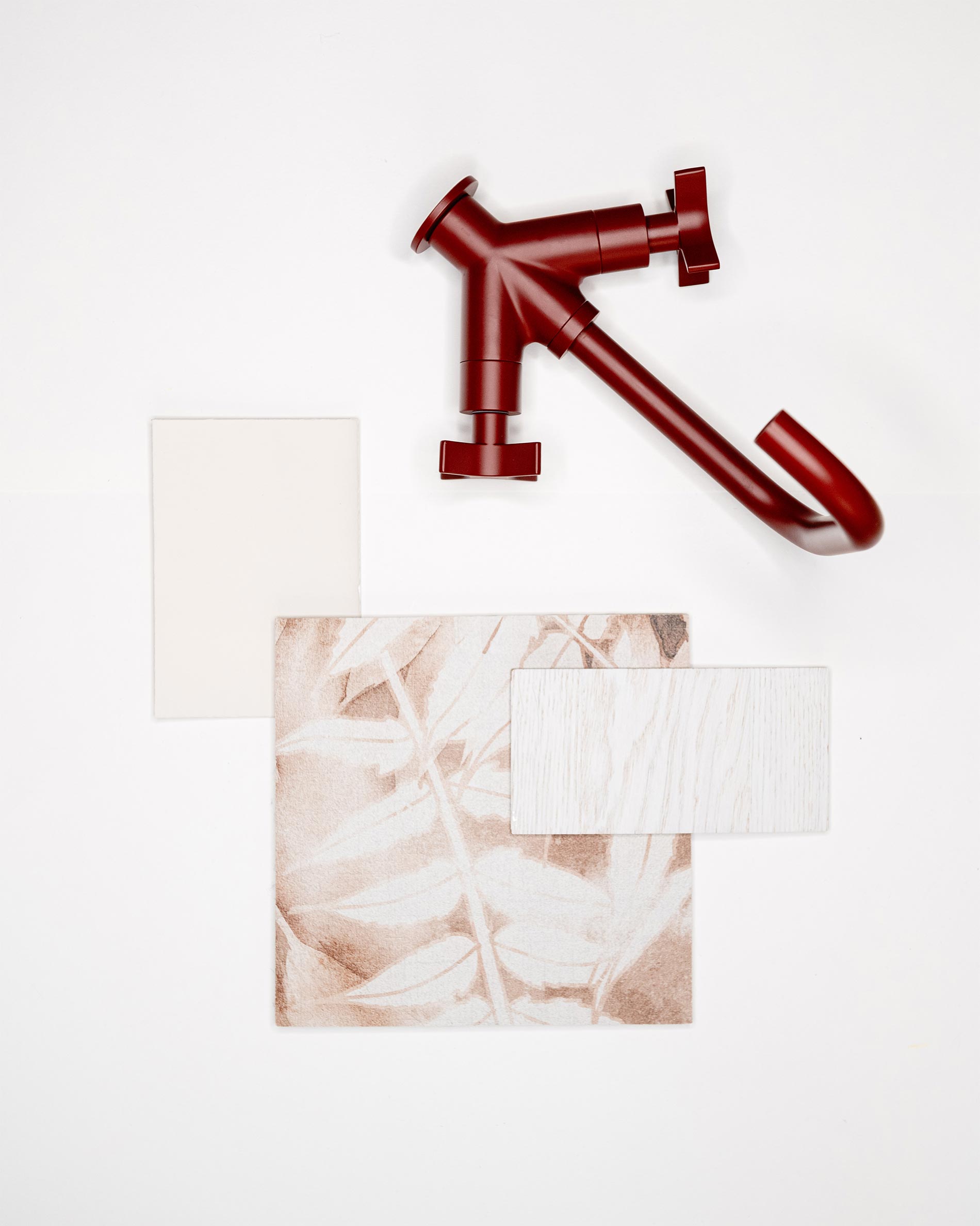 moodboard bagno con rubinetto rosso