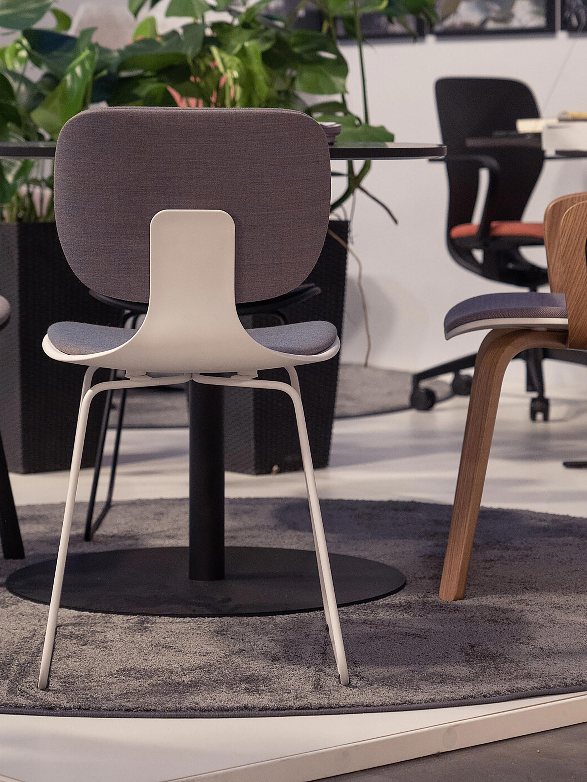 Sedie riciclate a orgatec2024