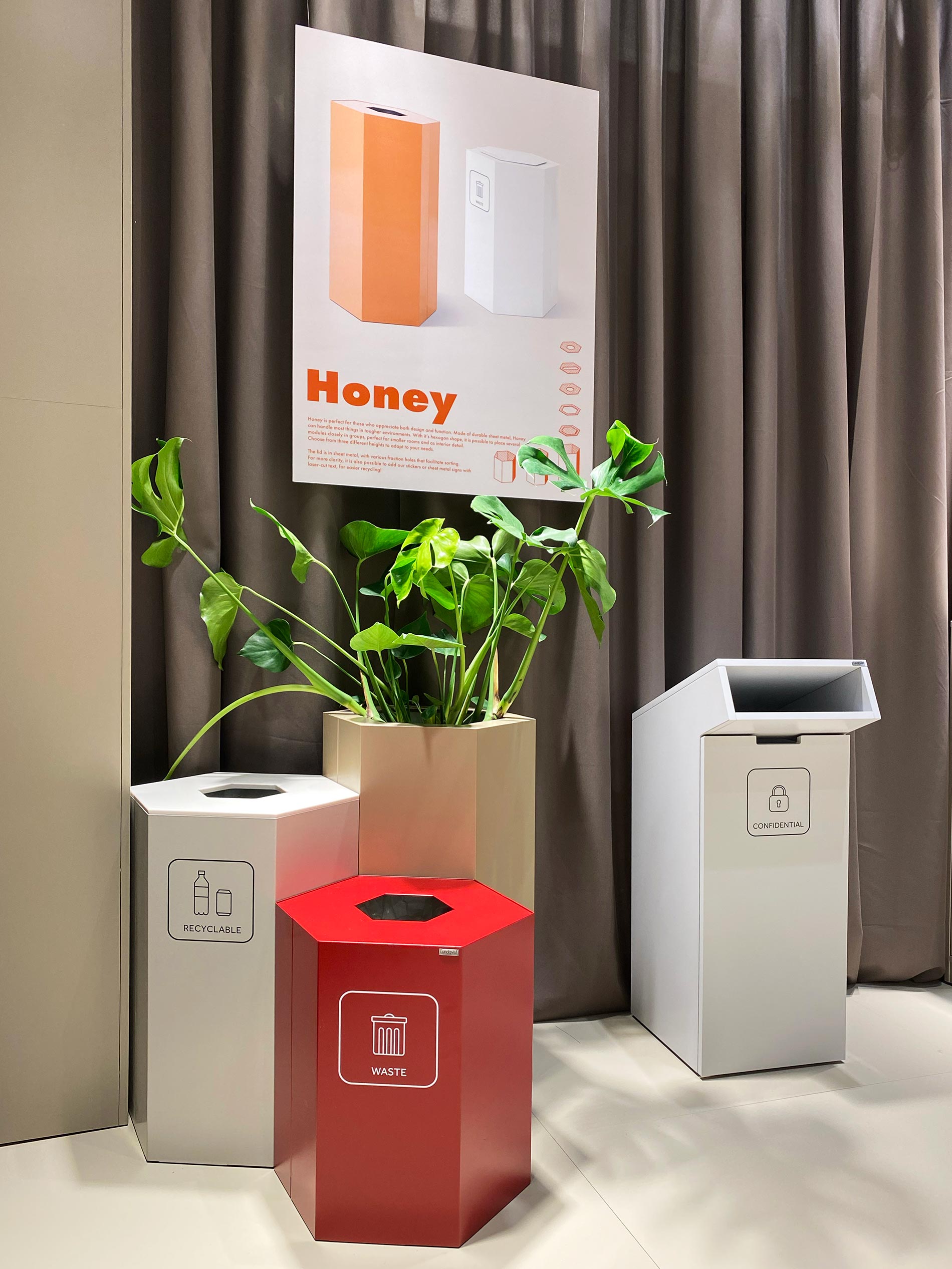 Bidoni della spazzatura di design a orgatec2024