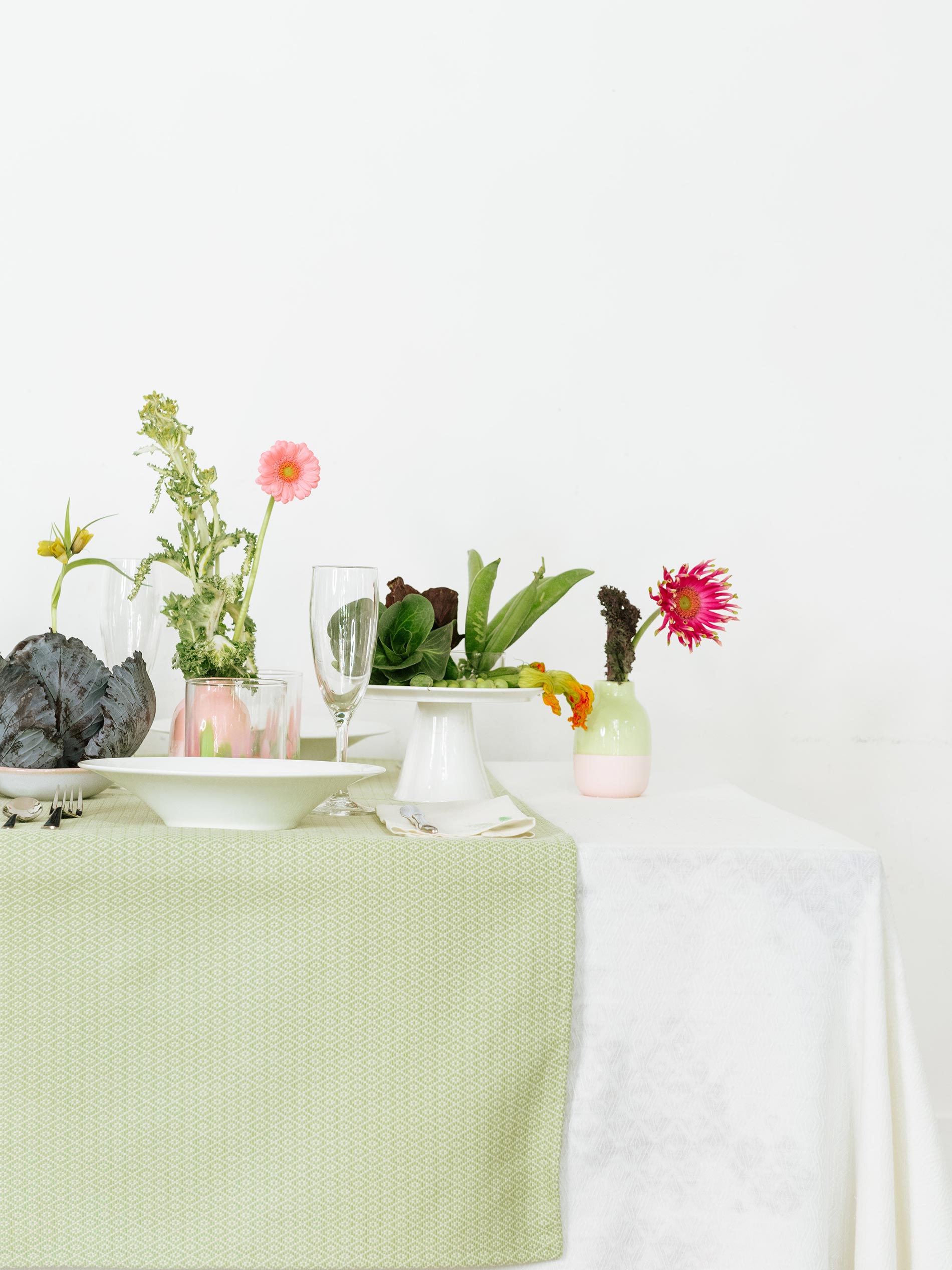 centro tavola con verdure di stagione e fiori