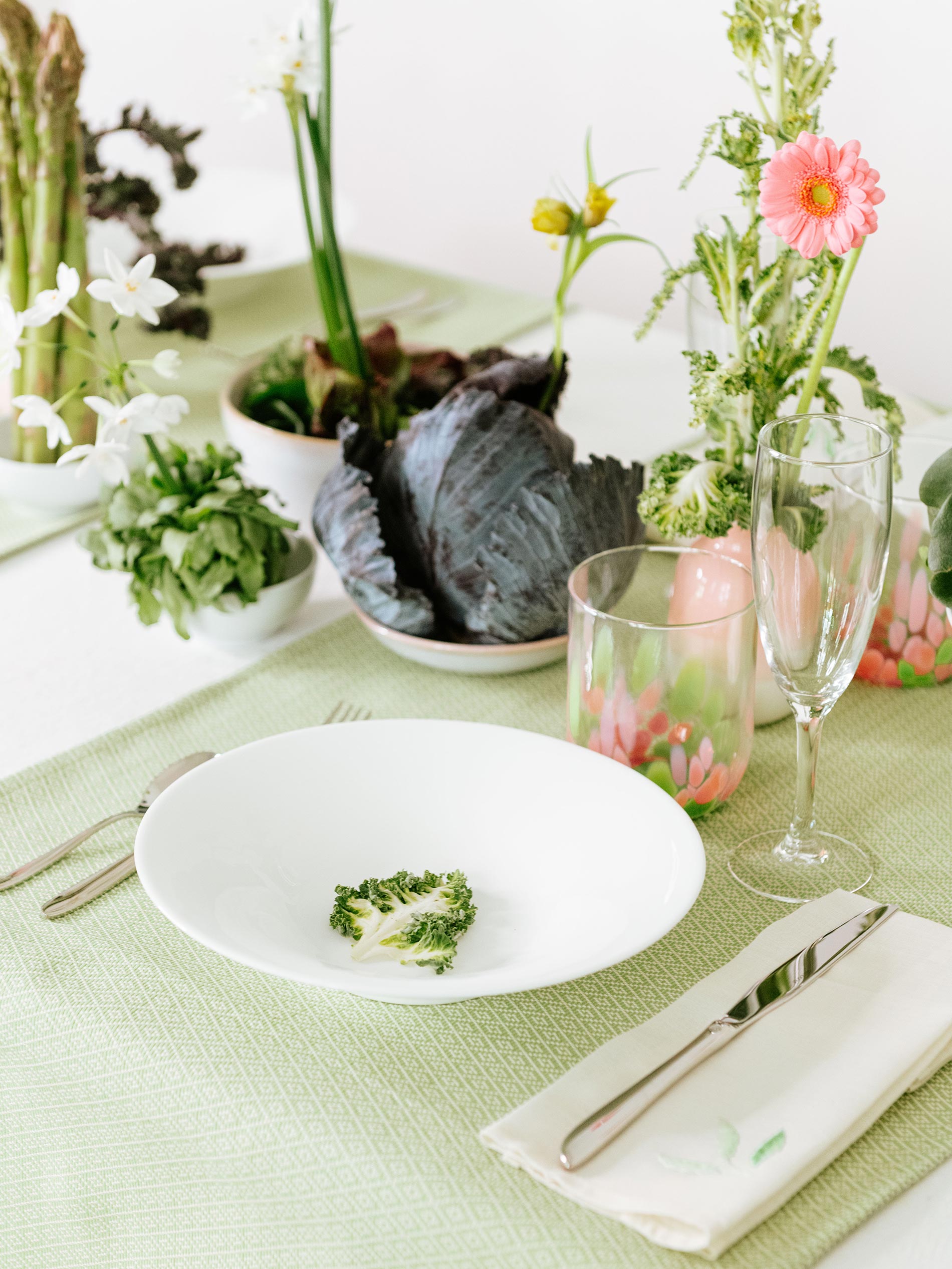 centro tavola con verdure di stagione e fiori