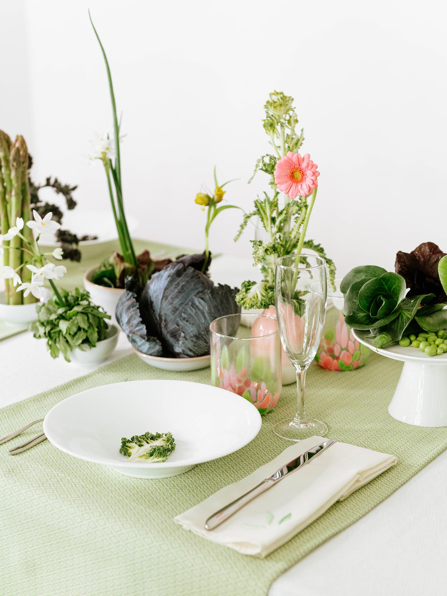 centro tavola con verdure di stagione e fiori