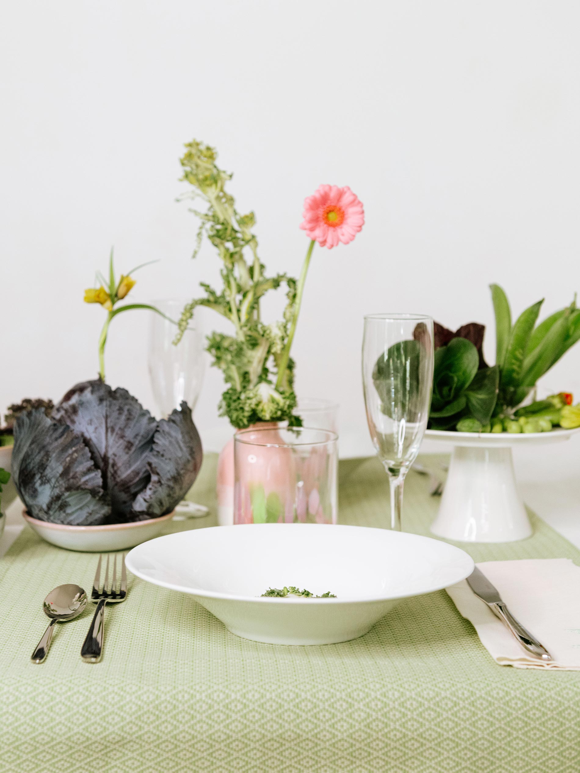 centro tavola con verdure di stagione e fiori